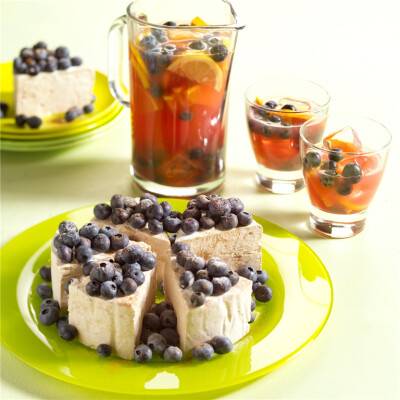 Honing-kaneelparfait met blauwe bessen